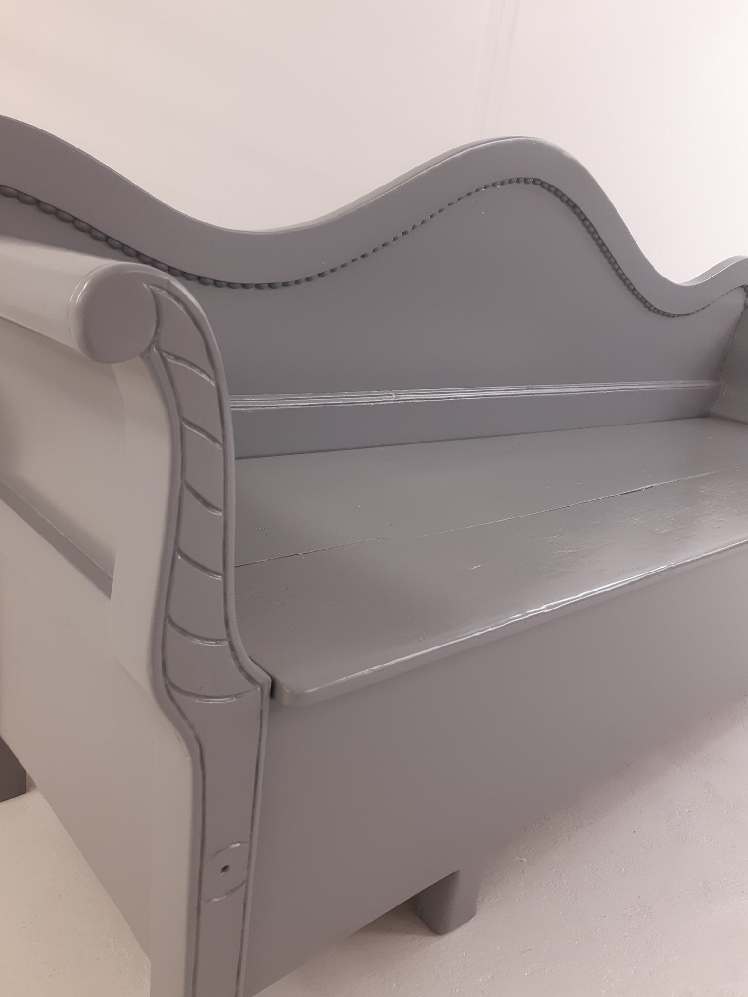 Färdigmålad träsoffa