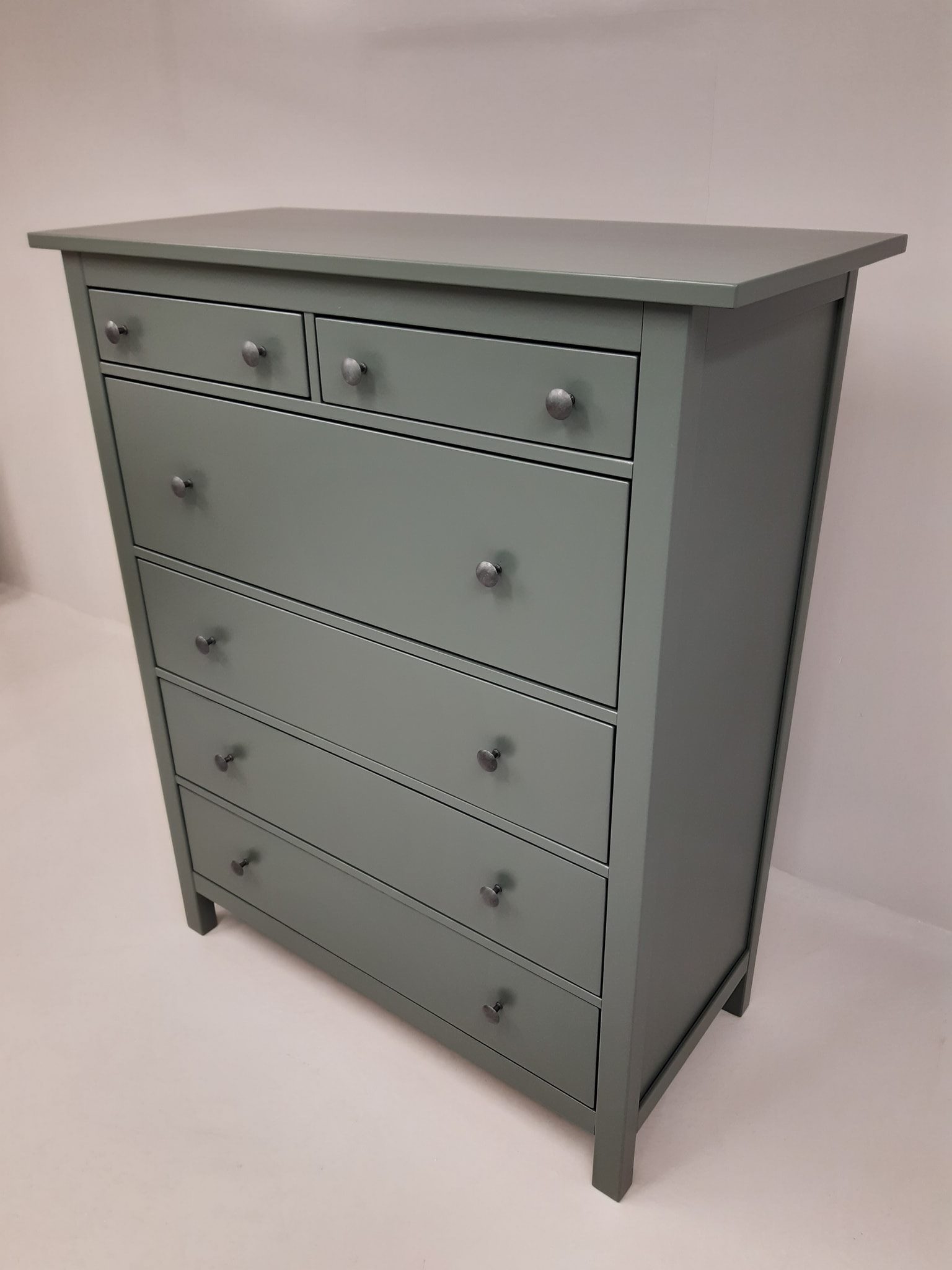 Ommålad Ikea byrå